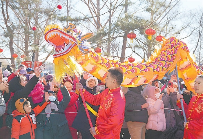 2月12日，玉淵潭公園的舞龍表演吸引游客駐足。