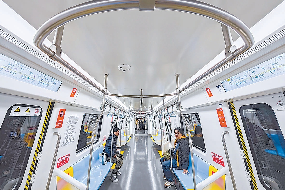 新車取消車門中央的垂直扶手桿，並在車門區上方增設圓形扶手。