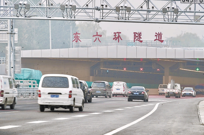 東六環隧道開通首日，從5時至18時，雙方向通行車流量近8萬輛。