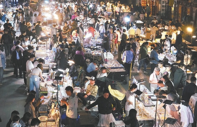 昨晚，潘家園開啟周六非遺主題夜市，吸引眾多市民游客淘寶、賞非遺。