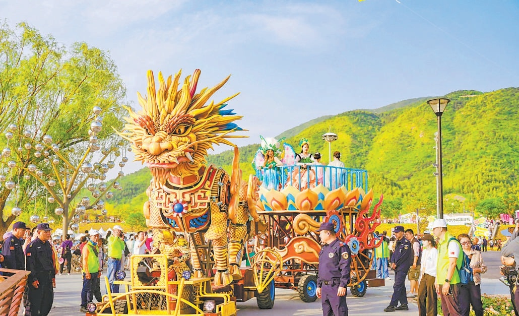 “花young生活節”的花車巡游活動吸引游客圍觀。