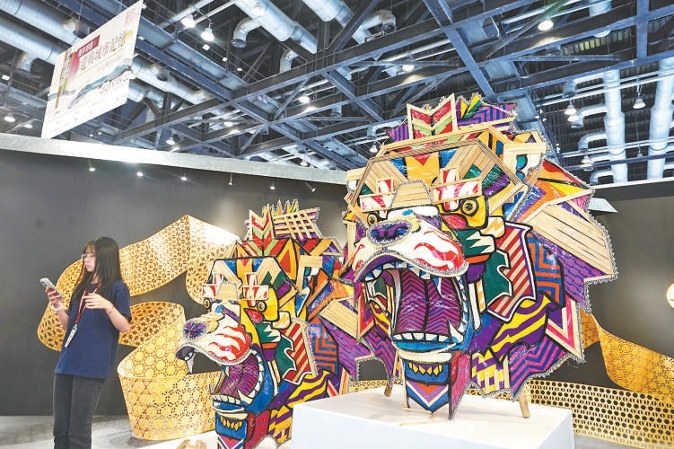 香港館內的兩隻竹編舞龍頭。