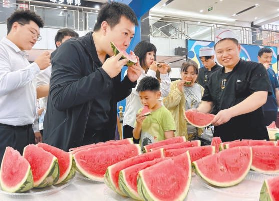 上周末，新發地美食節在農産品批發市場全國名特優農産品展銷大廳內舉辦。