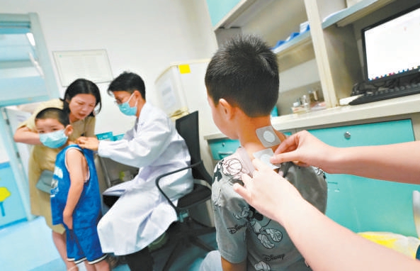 北京中醫醫院的醫護人員為患者貼“三伏貼”。