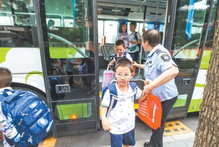 玉泉小學航太校區學生搭乘通學公交車上學。