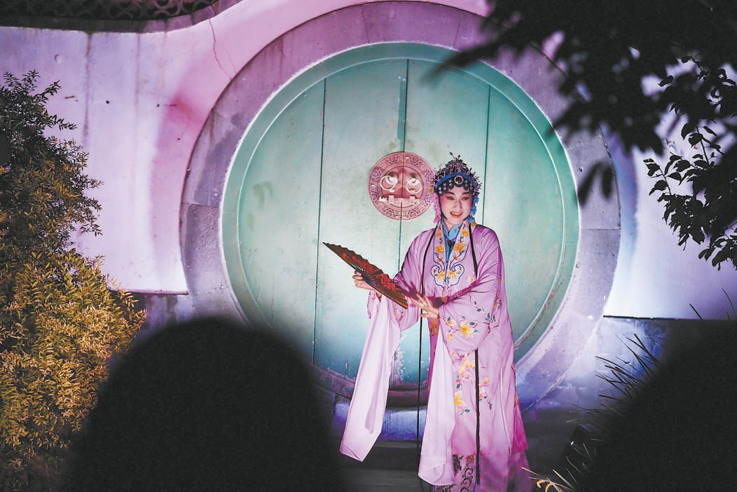 園林小徑裏，演出輪番上演。