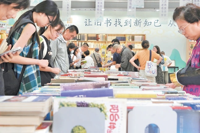 周末，2025“我與地壇”北京書市迎來了大量讀者，各個展位都非常火爆。