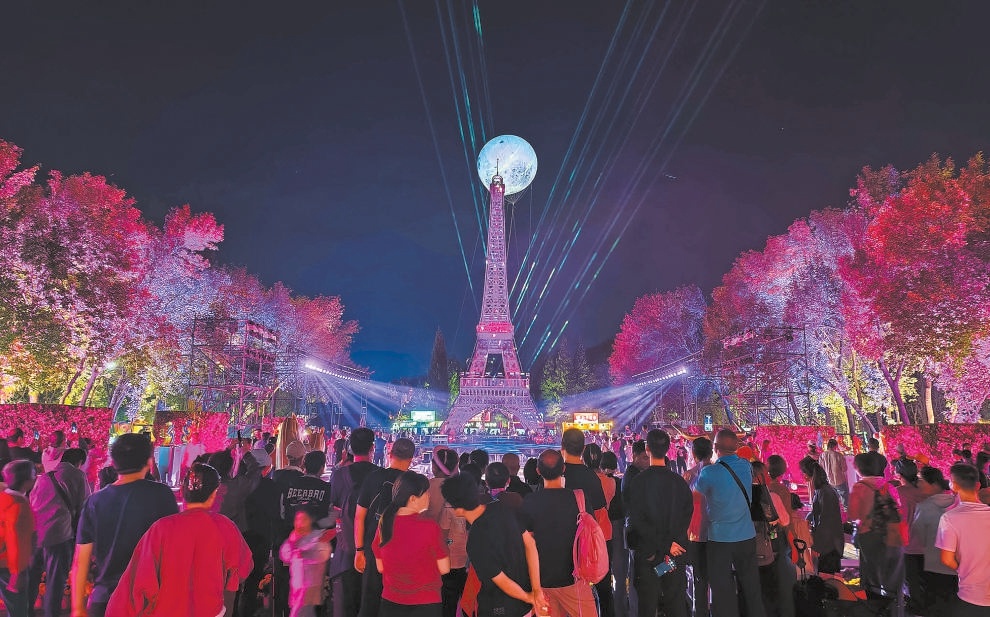 假期前三天，位於世界公園的“京彩世界奇妙夜”燈會迎來客流高峰，近三萬游客在光與影的奇幻“燈海”中暢游。