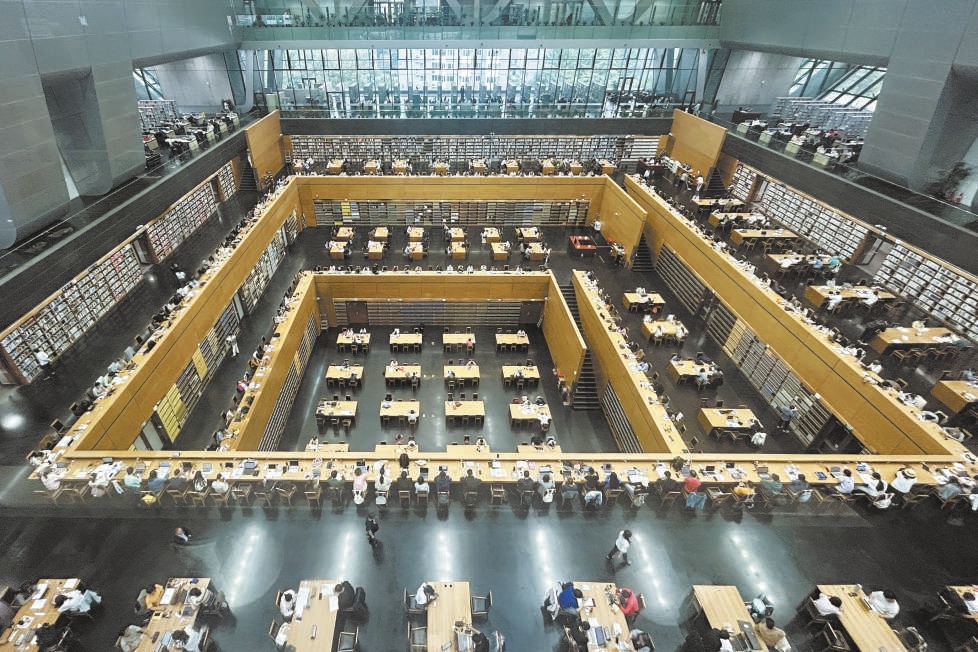 許多讀者選擇在國慶中秋假期走進國家圖書館，閱讀學習、充實自己。