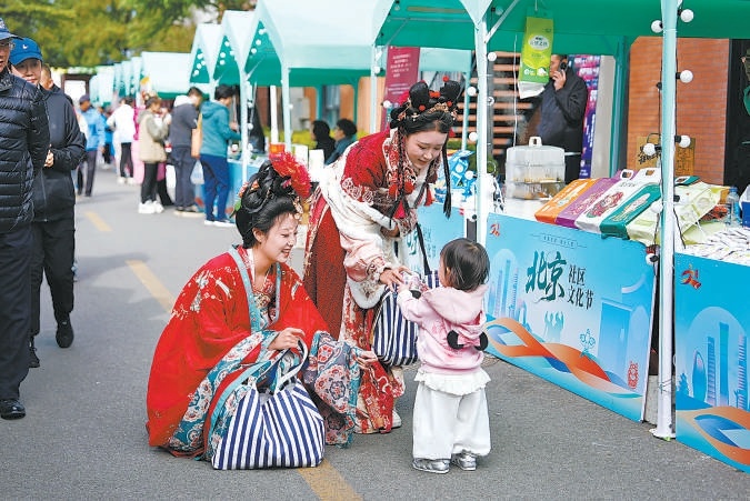 身着傳統服裝的“花神”與小朋友互動。