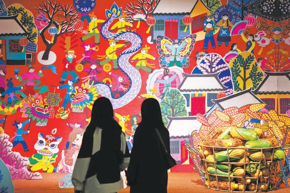 觀眾在“大地繪彩”展覽中看新時代鄉村美景。