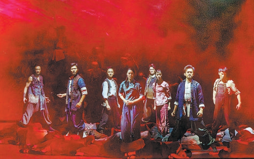 11月26日晚，國家大劇院與北京舞蹈學院聯合製作的新版經典民族舞劇《鐵道遊擊隊》在國家大劇院首演。