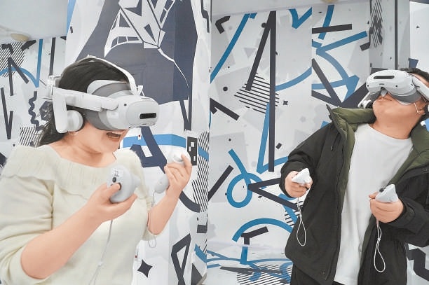 觀眾在VR放映空間體驗互動感。