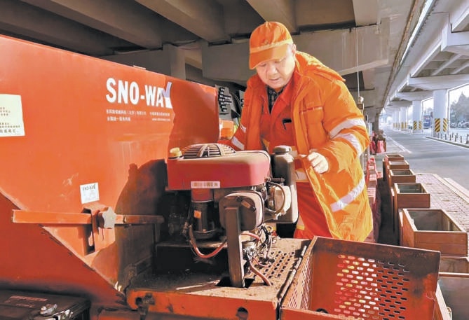 環衛部門做好清雪除冰準備工作。