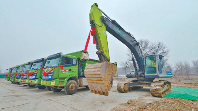 12月18日上午，在管莊路西口站施工現場，挖掘機蓄勢待發。