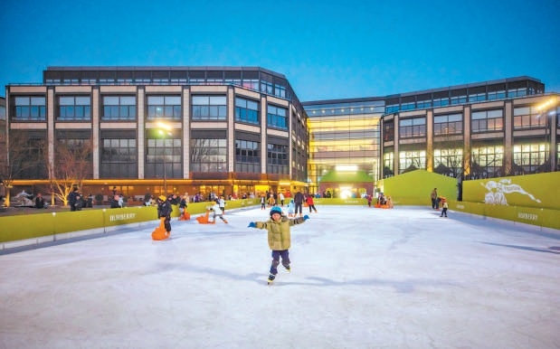 位於王府中環西側戶外廣場的樂滑之夢冰雪樂園，吸引不少前來逛街的親子家庭體驗冰上項目。