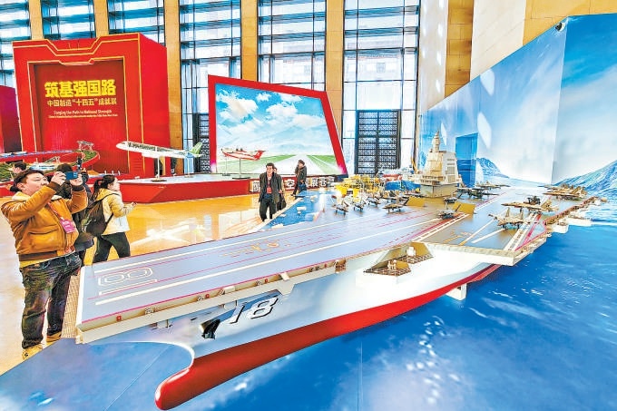 圖為游客參觀打卡國産航空母艦模型。
