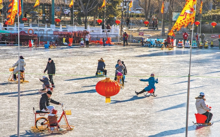 市民在西海子公園的正規冰場玩耍。