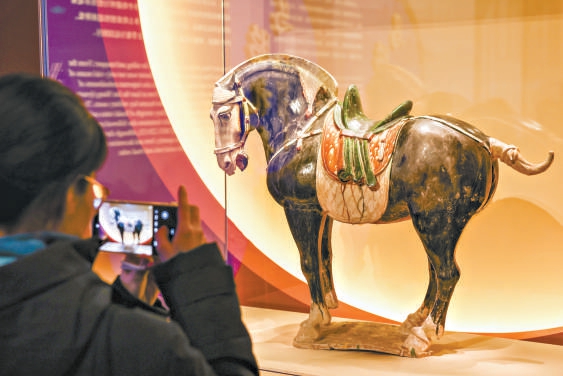 “躍馬揚鞭”展匯集與馬相關的珍貴文物。