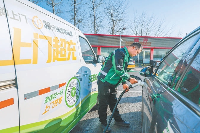 高速路服務區超級充電樁全覆蓋 春運期間，重點大客流服務區內將投放移動充電車。