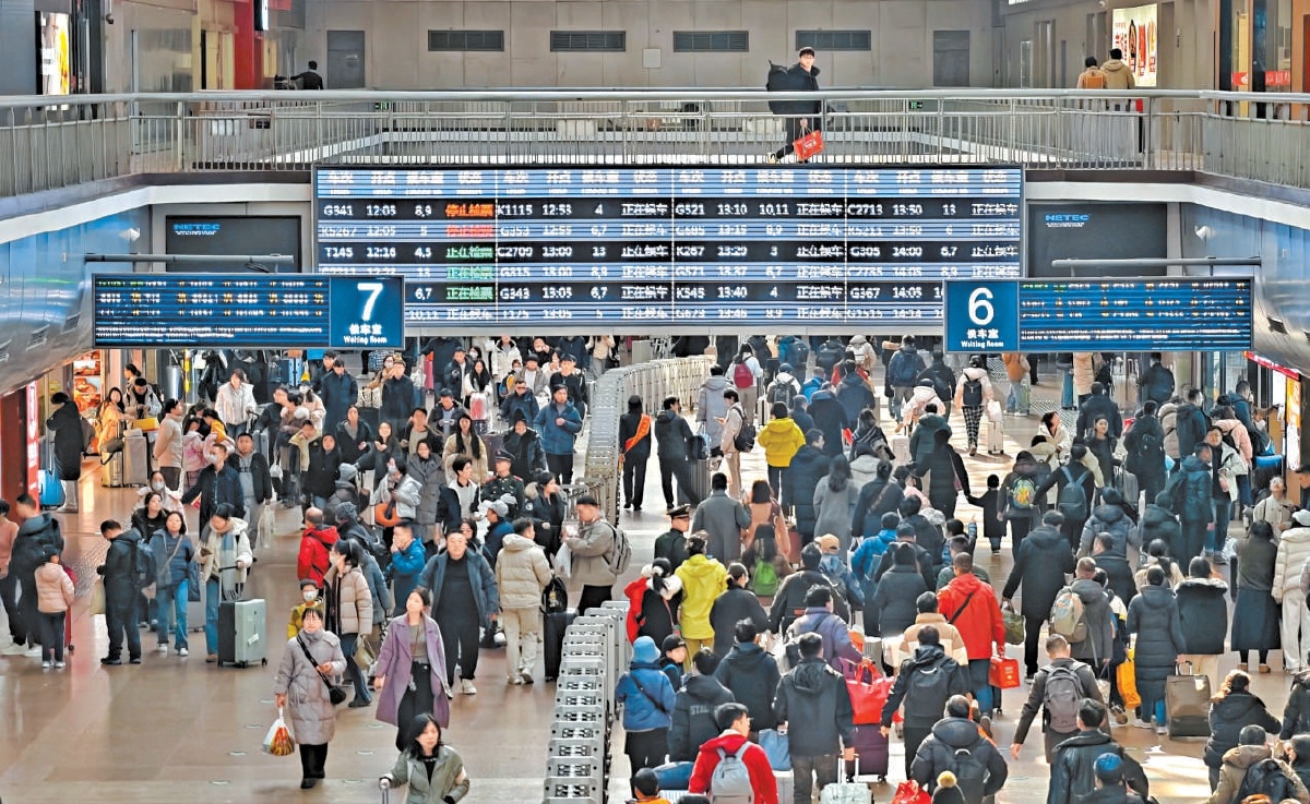 2月15日上午，北京西站迎來出行高峰。越來越完善的鐵路網，讓人們回家過年的路更快、更便捷。