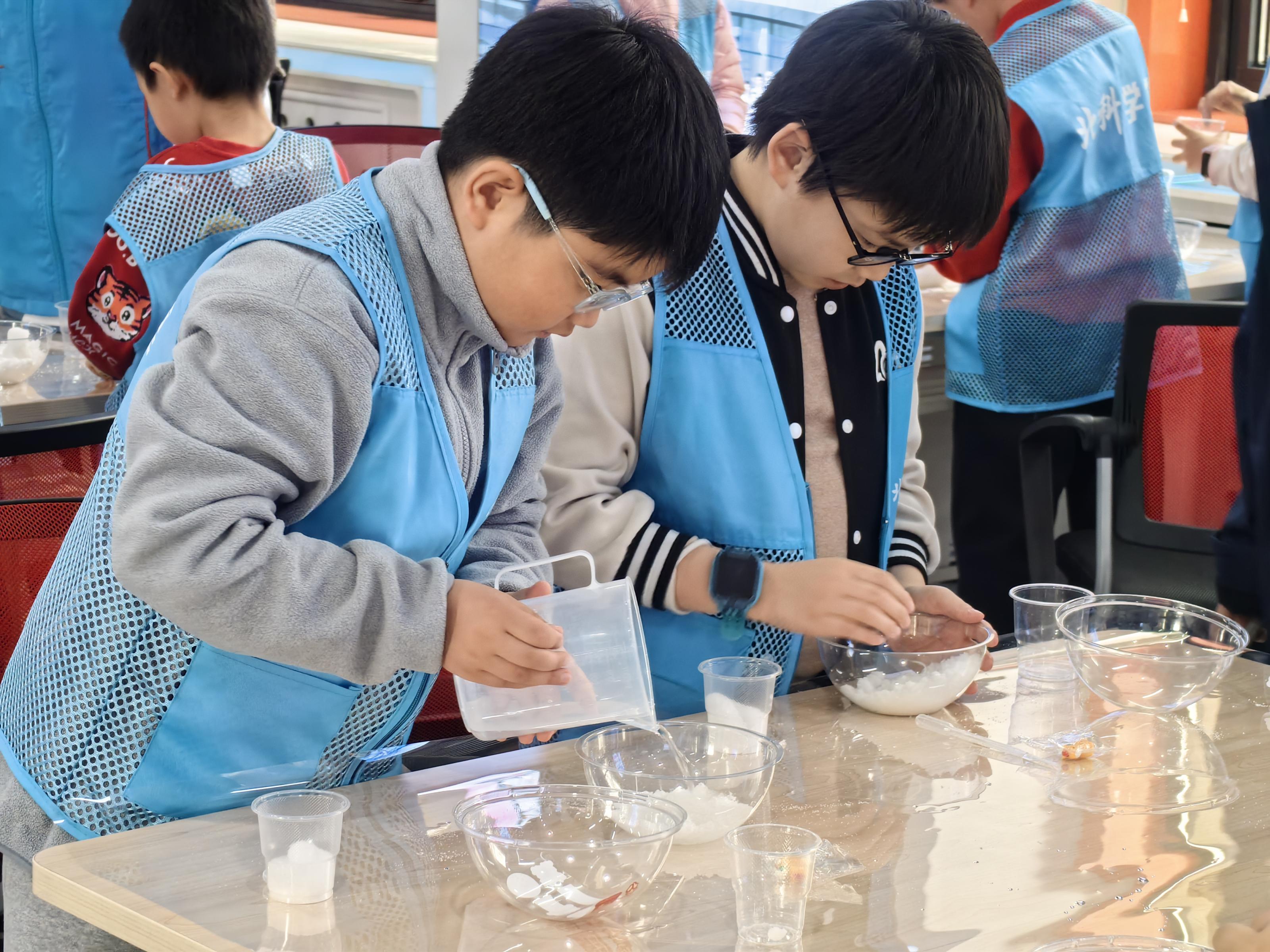 融合科學知識與傳統文化 140堂趣味科學課充實“科學寒假”