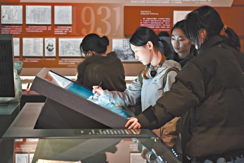 圖為觀眾體驗寫家書、發電報等互動式展覽內容。