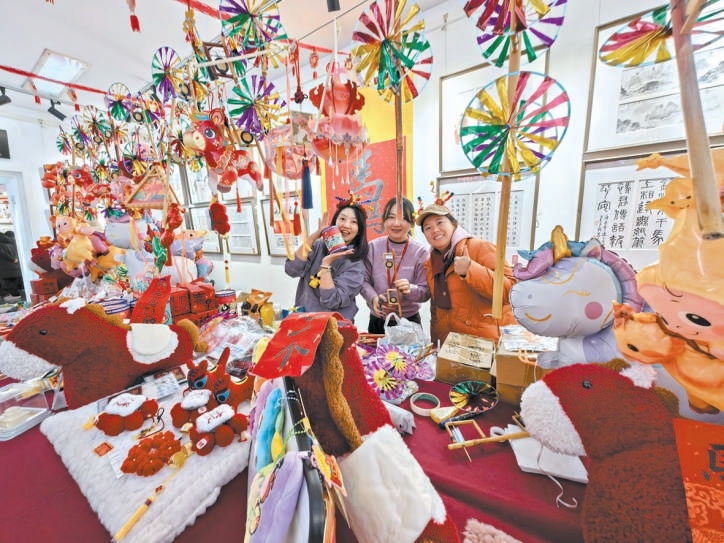 市民遊客尋馬打卡。