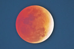 月亮變紅。