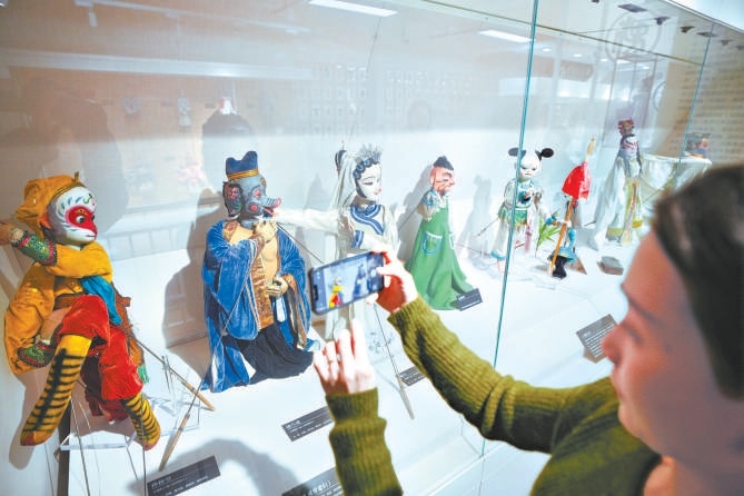 木偶劇院展出的《大鬧天宮》《豬八戒背媳婦》等經典劇作木偶道具。