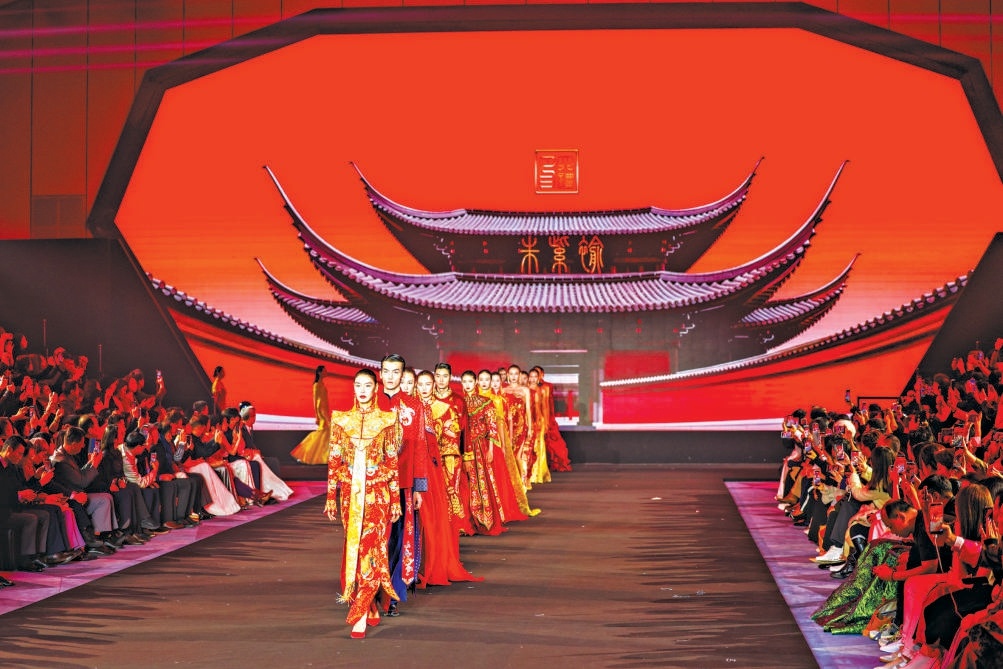 時裝周開幕大秀主打中國傳統的創新表達，展現國潮魅力。