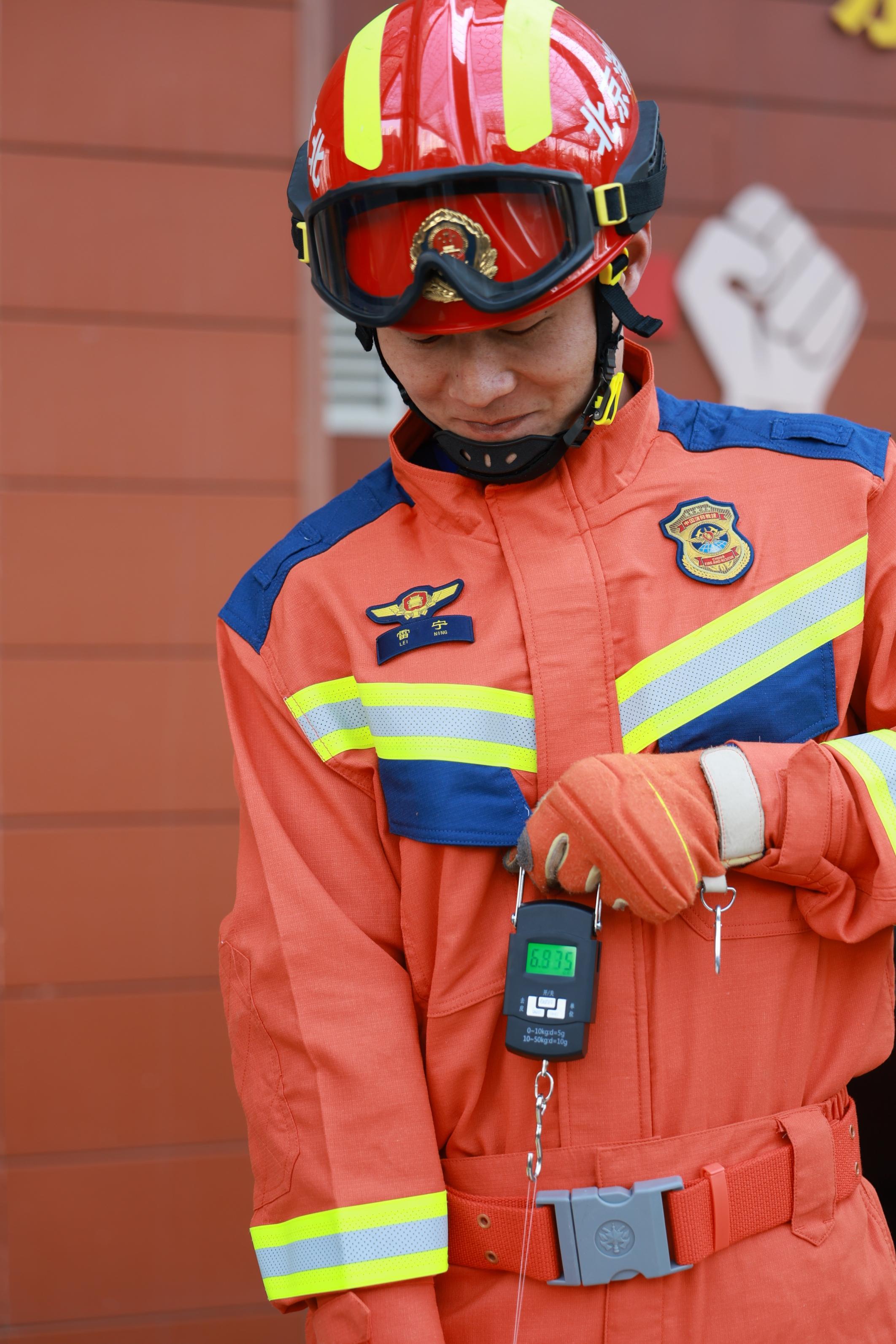 消防員測驗風箏線可承受的拉力。