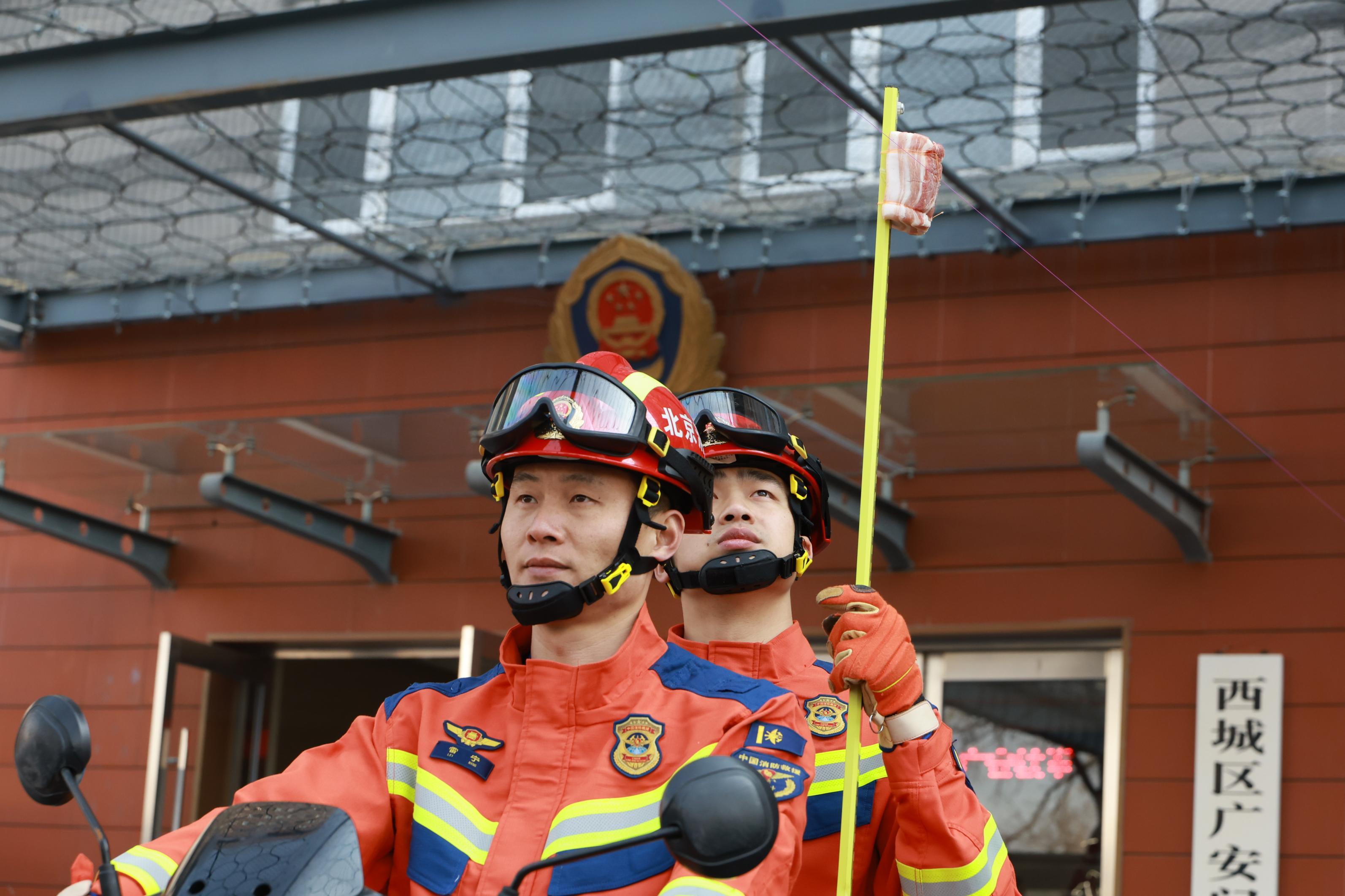 消防員騎著電動自行車測試風箏線的鋒利程度。