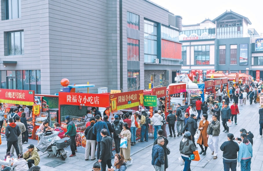 3月21日，隆福潮集美食攤位前客流如織。