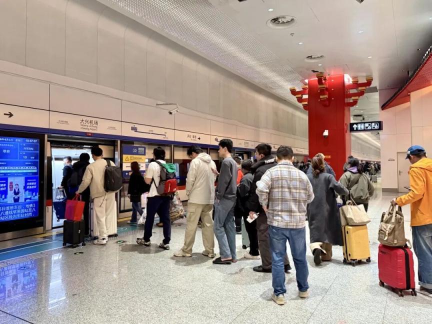 清明假期，北京地鐵大興機場線、19號線、燕房線加大運力投放