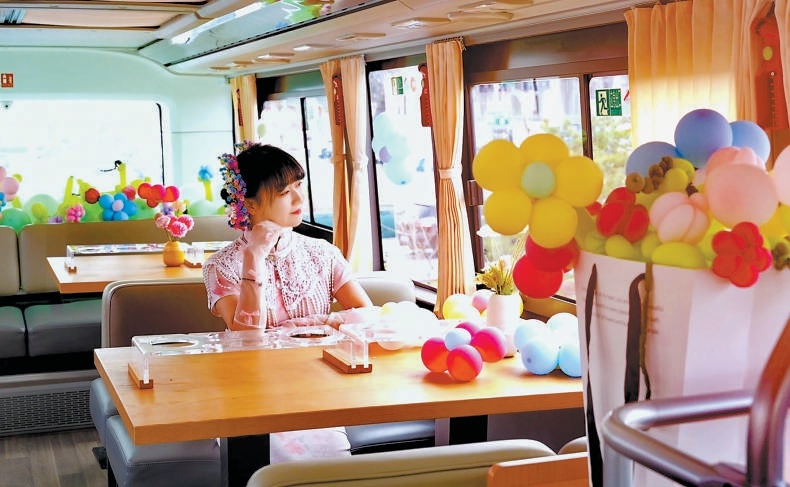 “延圖有花·杏好有你”八達嶺文旅推出雙層賞花觀光巴士，穿行萬畝杏花海。