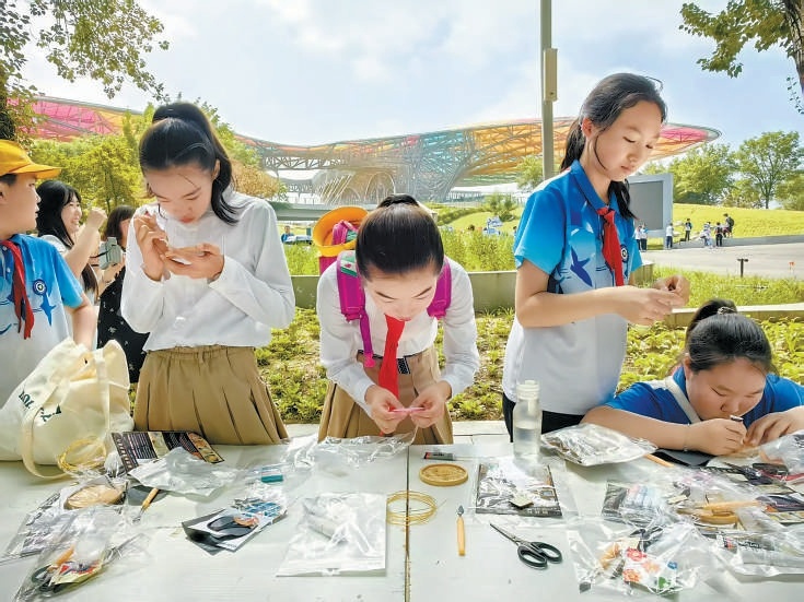 北京世園公園推出植物類研學課程，作為世園度假區研學項目的春季主打，小朋友們在春日了解植物花卉，並用植物進行拓染手工。