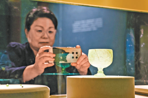 太原韓祖念墓出土的玻璃高足杯。