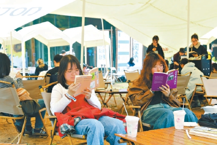 4月18日，“國傳園C-Park全民閱讀季”在海澱區國際傳播科技文化園舉行，讀者紛紛參與“離線閱讀挑戰1小時”。