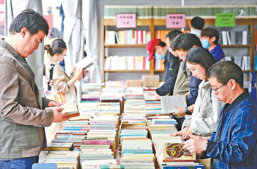 朝陽公園展場，讀者專注選書。