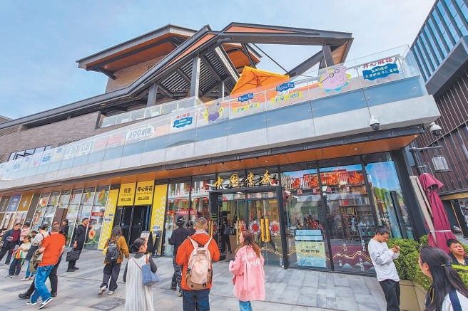 中國書店（隆福寺店）重裝開業，延續古舊書經營，增加文創銷售和展覽活動。