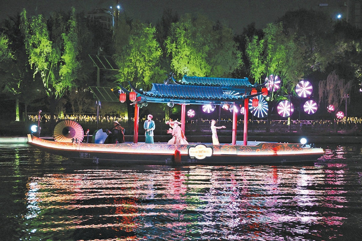 “運上行”水景詩樂項目以3.5公里運河實景為舞臺，運用全景天幕遊船，為遊客打造50分鐘沉浸式體驗。