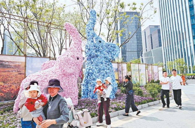 2026北京國際花展開幕，豐臺麗澤金融商務區變身都市花海。