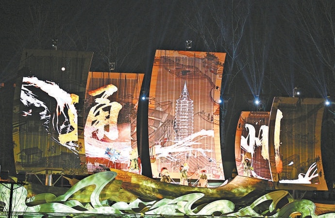 “運上行”水景詩樂沉浸式演出以運河實景為舞臺，講述千年漕運歷史。