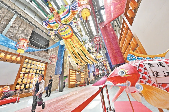 在市集主場地之一朝陽規劃藝術館T空間的東方秀場，非遺鳳凰風箏懸空展翅。