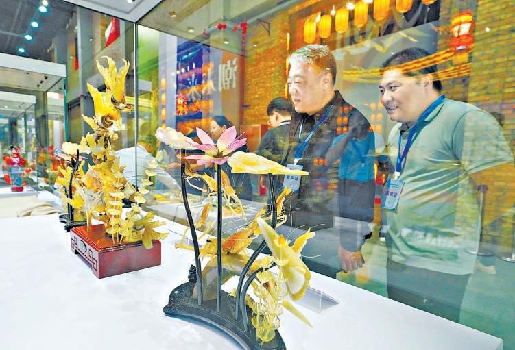 首屆中國新文創市集暨潮玩遊園會吸引了不少參觀者。