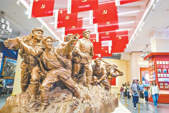 10月1日，眾多市民遊客走進中國人民革命軍事博物館，參觀“偉大的遠征——紀念中國工農紅軍長征勝利90週年主題展覽”。