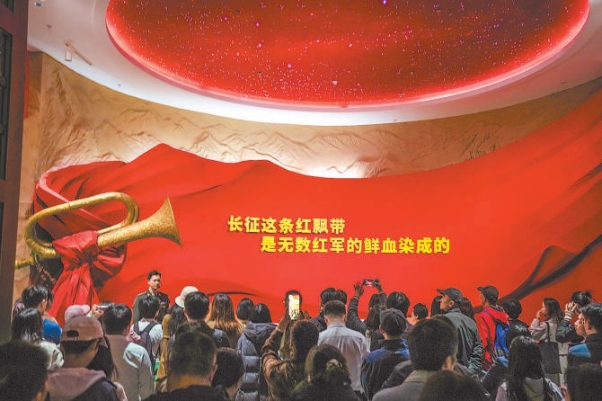 昨天，“偉大的遠征——紀念中國工農紅軍長征勝利90週年主題展覽”迎來參觀熱潮。