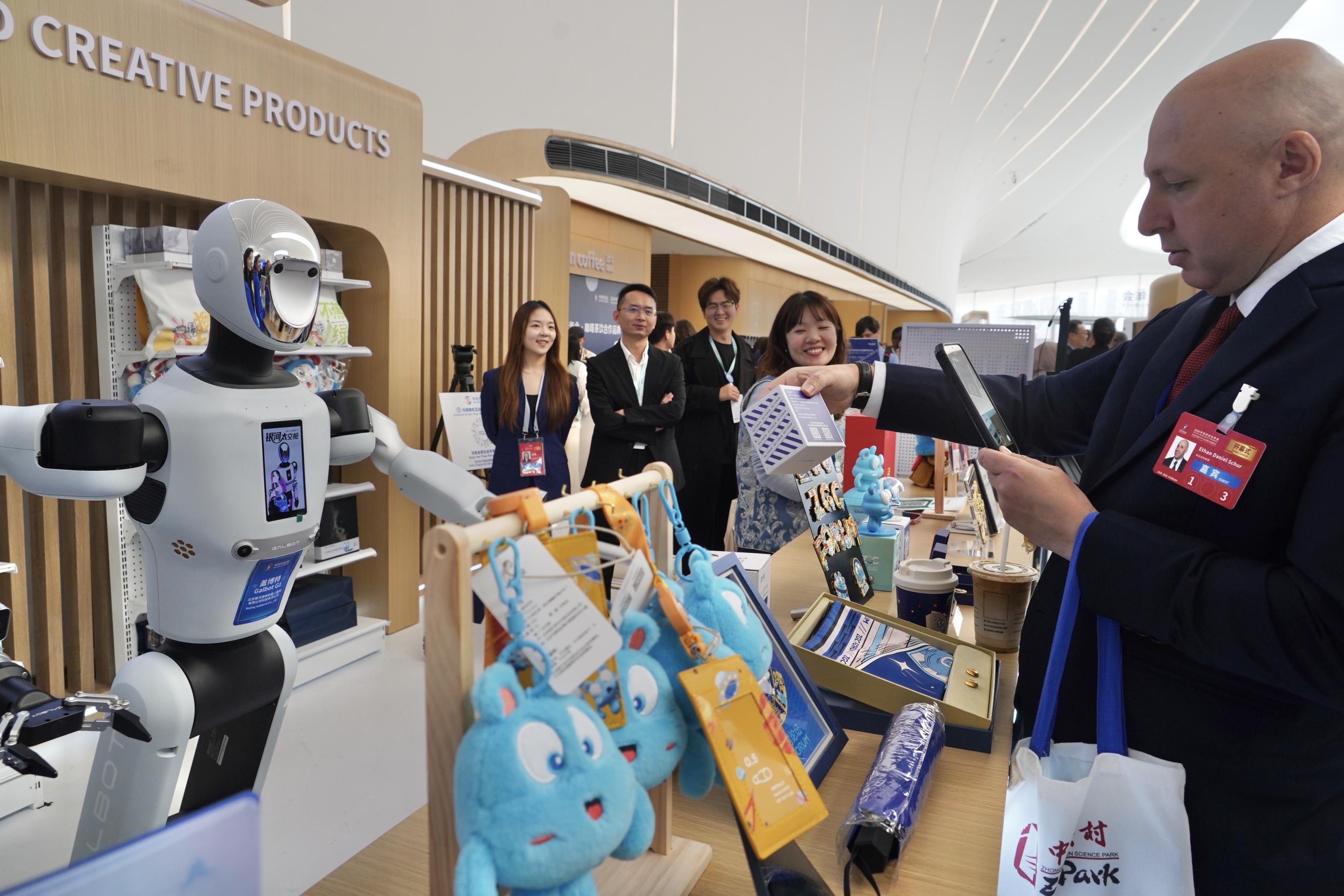 2026中關村論壇年會開幕，鬥茶、賣貨……忙壞智慧機器人