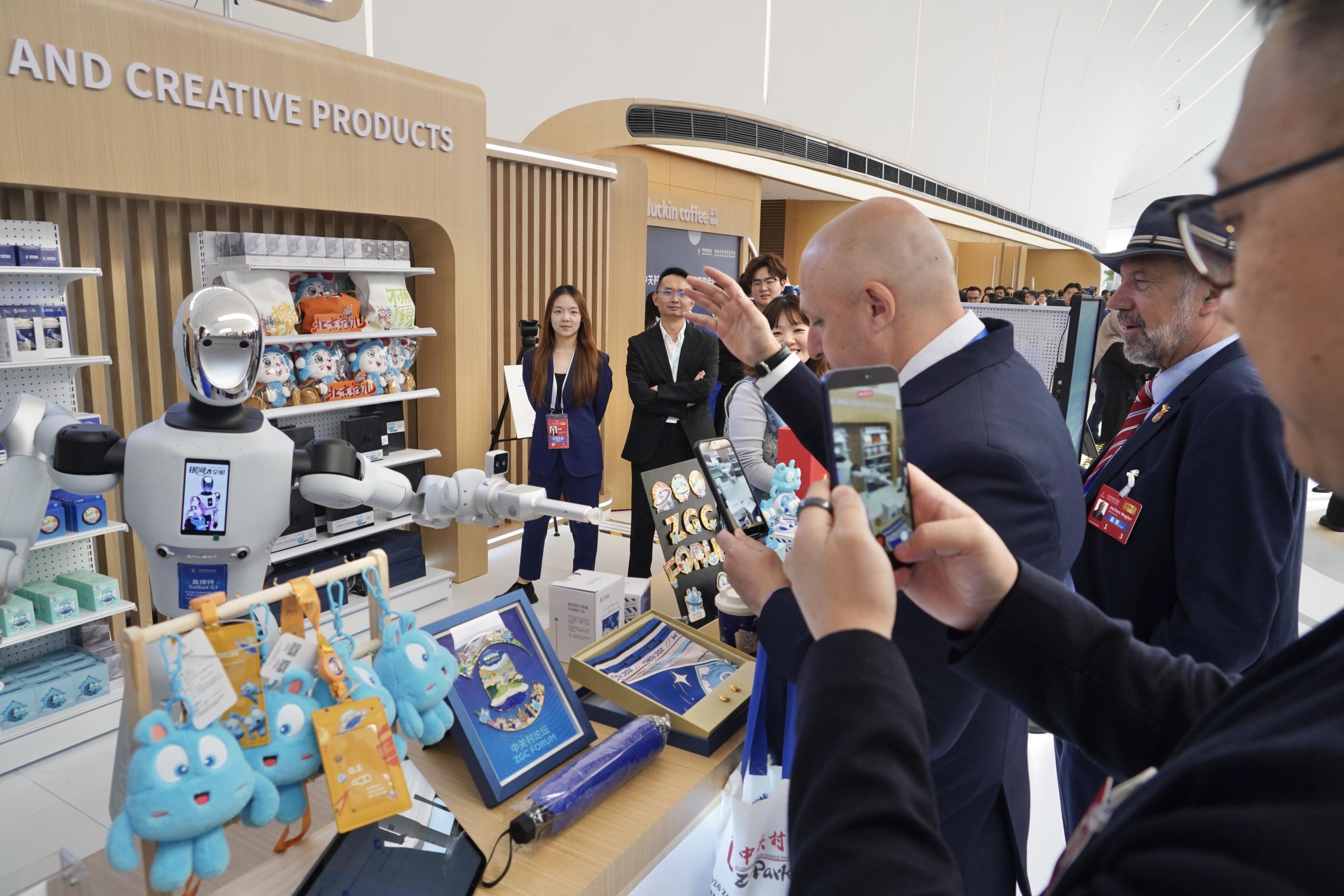 2026中關村論壇年會開幕，鬥茶、賣貨……忙壞智慧機器人
